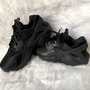 Women’s size 6 1/2 black hurraches